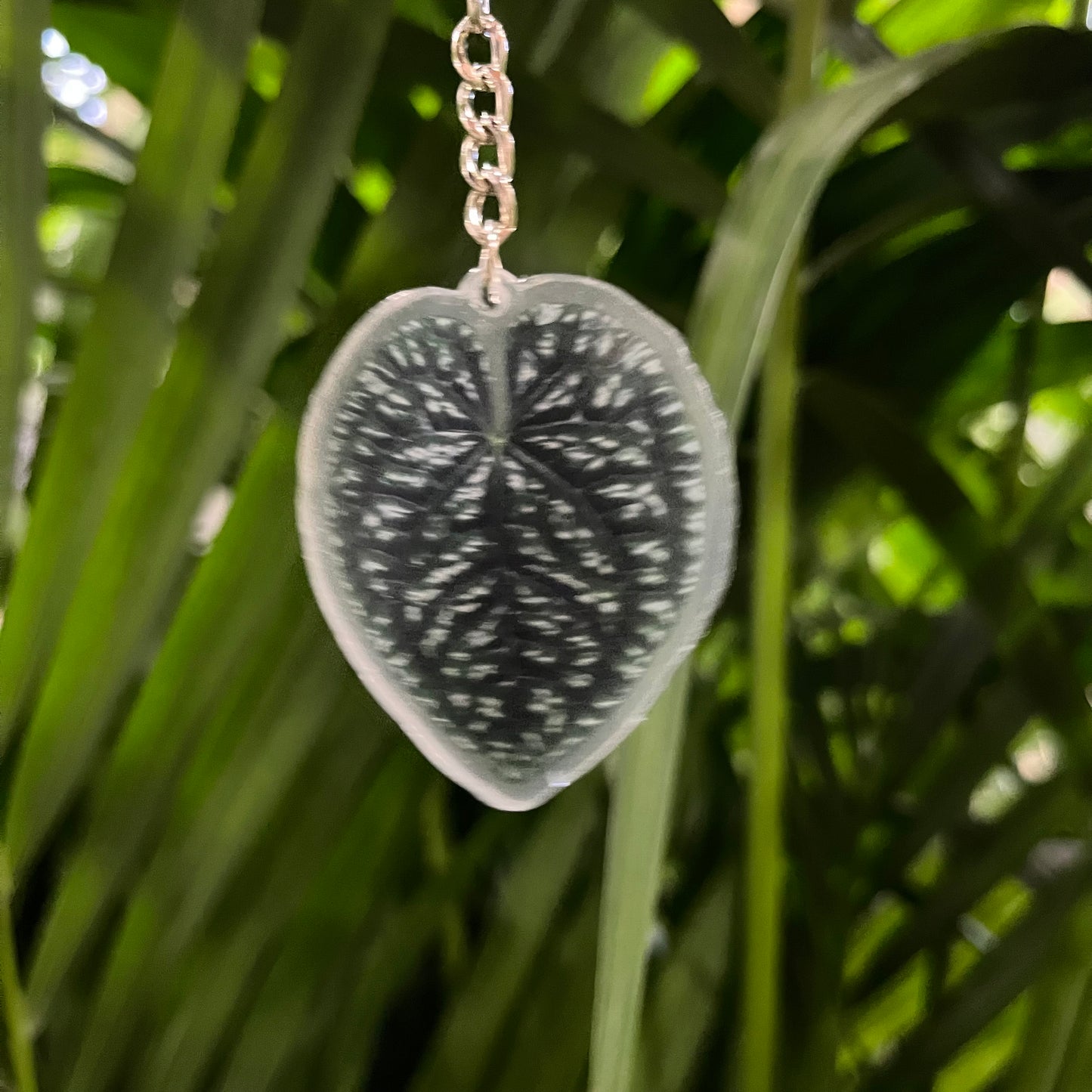 Acryl-Pflanzenblatt-Schlüsselanhänger – farbenfroh und stilvoll