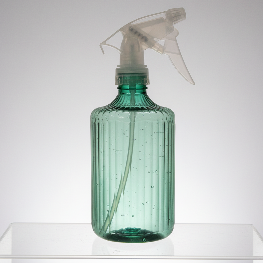 Pulvérisateur d'eau 500ml en plastique vert émeraude, style rétro, fond studio blanc.