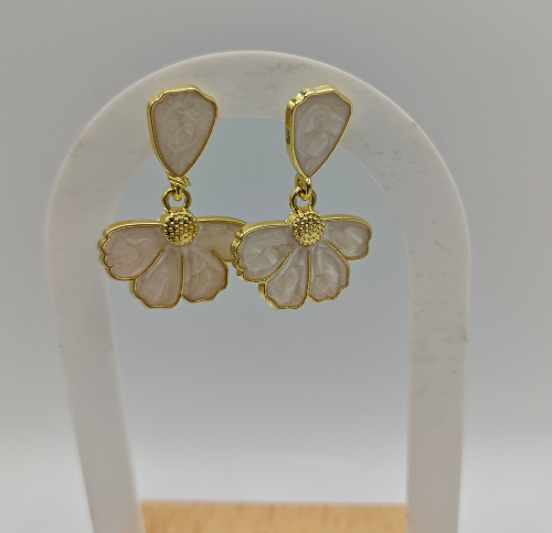 Ohrringe mit Blattwerk in Weiß und Gold
