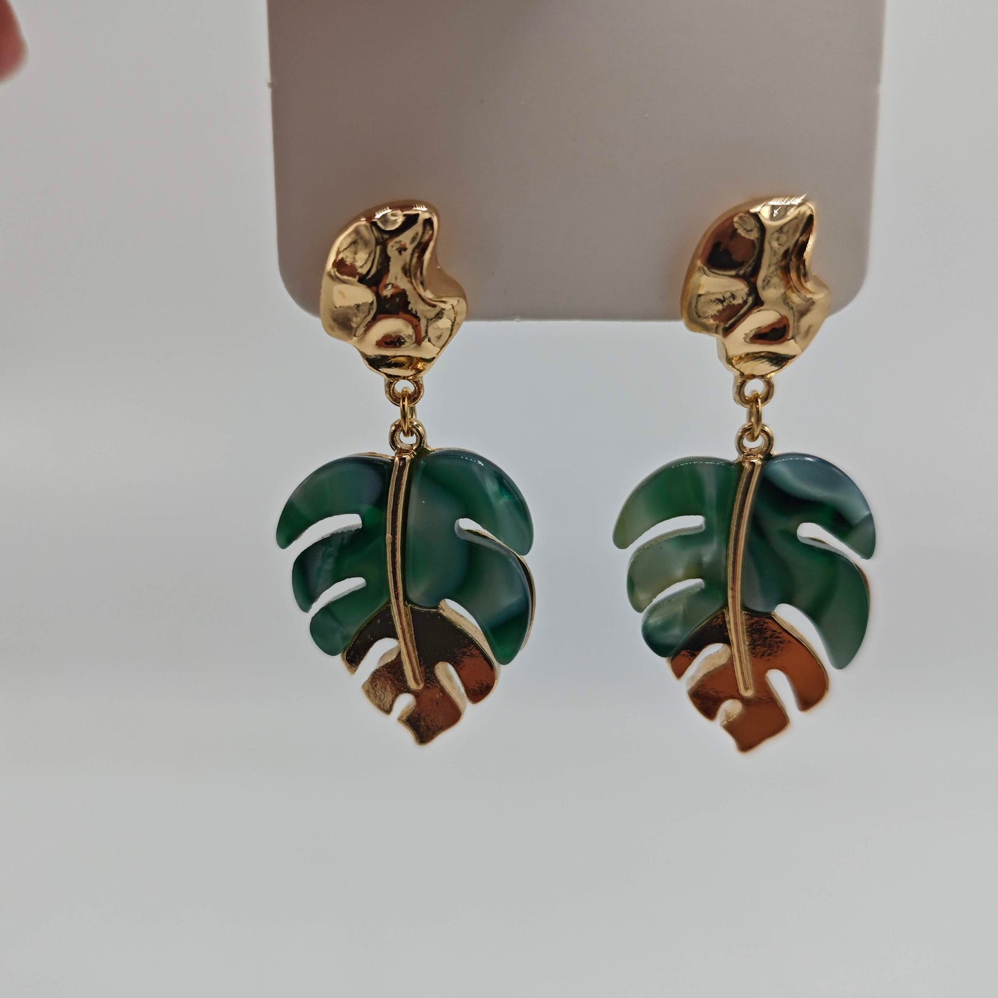 Boucles d'oreilles pendantes feuille de Monstera dorées et émaillées