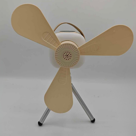 Ventilateur anti-moustiques portable de couleur crème, posé sur un trépied en aluminium. Le ventilateur a trois pales, une grille centrale, et une poignée de transport en cuir sur le dessus. Le fond est blanc et uni.