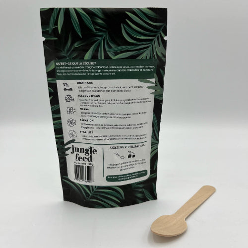 Granulés de zéolite de la marque Jungle Feed, un amendement de sol naturel qui aide à fertiliser les plantes et à retenir l'eau. Le packaging est ouvert, montrant le produit à l'intérieur.