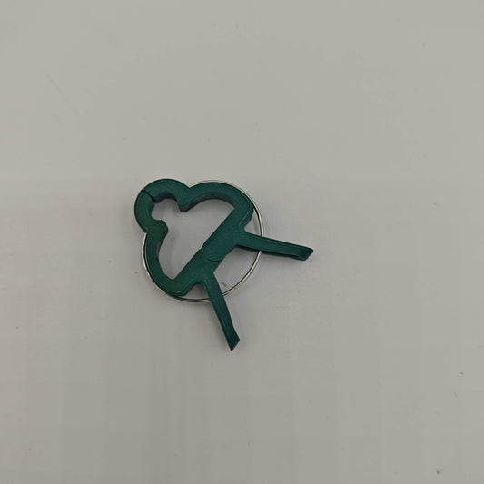 Gros plan sur un seul clip de support pour plantes en plastique vert, avec sa forme de papillon.