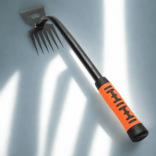 Désherbeur manuel 2-en-1 avec poignée orange, dans un fond studio photo blanc avec des ombres. Idéal pour le désherbage et le travail du sol