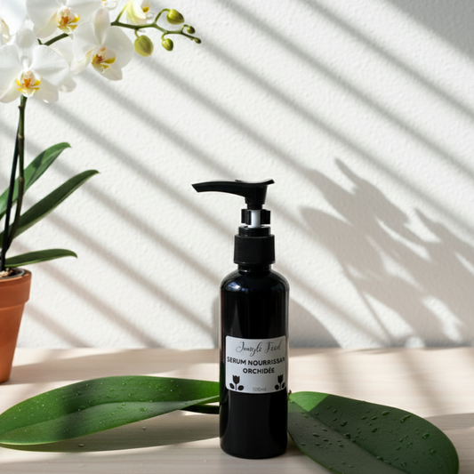 Bouteille de 100ml de Sérum Nourrissant Orchidée de Jungle Feed avec un distributeur à pompe noir, sur un fond blanc avec des ombres. Une orchidée en arrière plan.