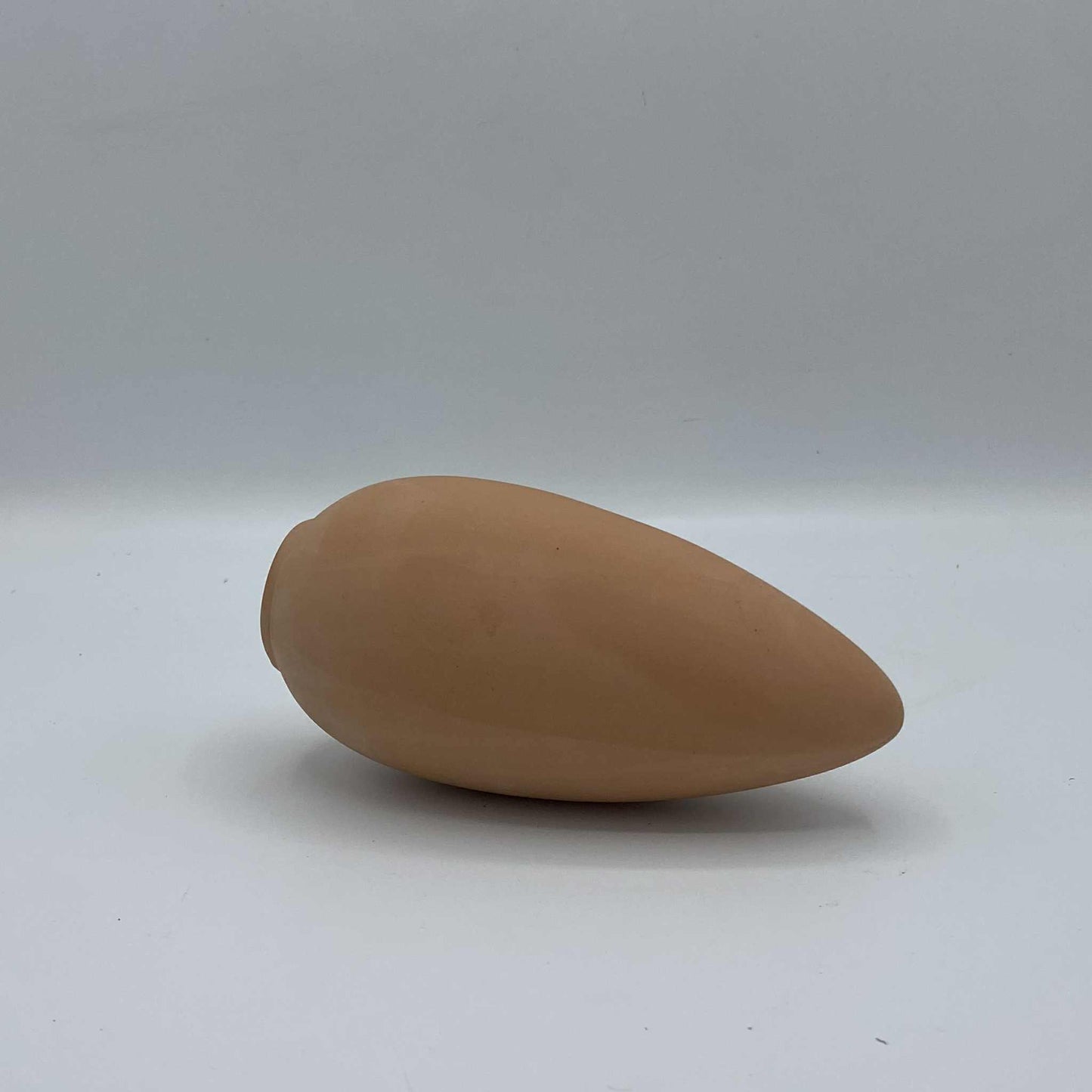 Un cône d'arrosage en terre cuite de couleur rose-beige, à utiliser pour l'irrigation autonome des plantes en pot.