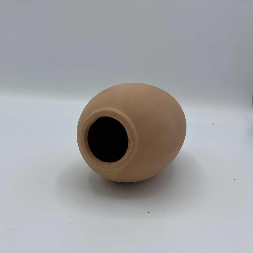 Un cône d'arrosage ou "ollas" en terre cuite, de forme ovoïde avec une grande ouverture sur le dessus.
