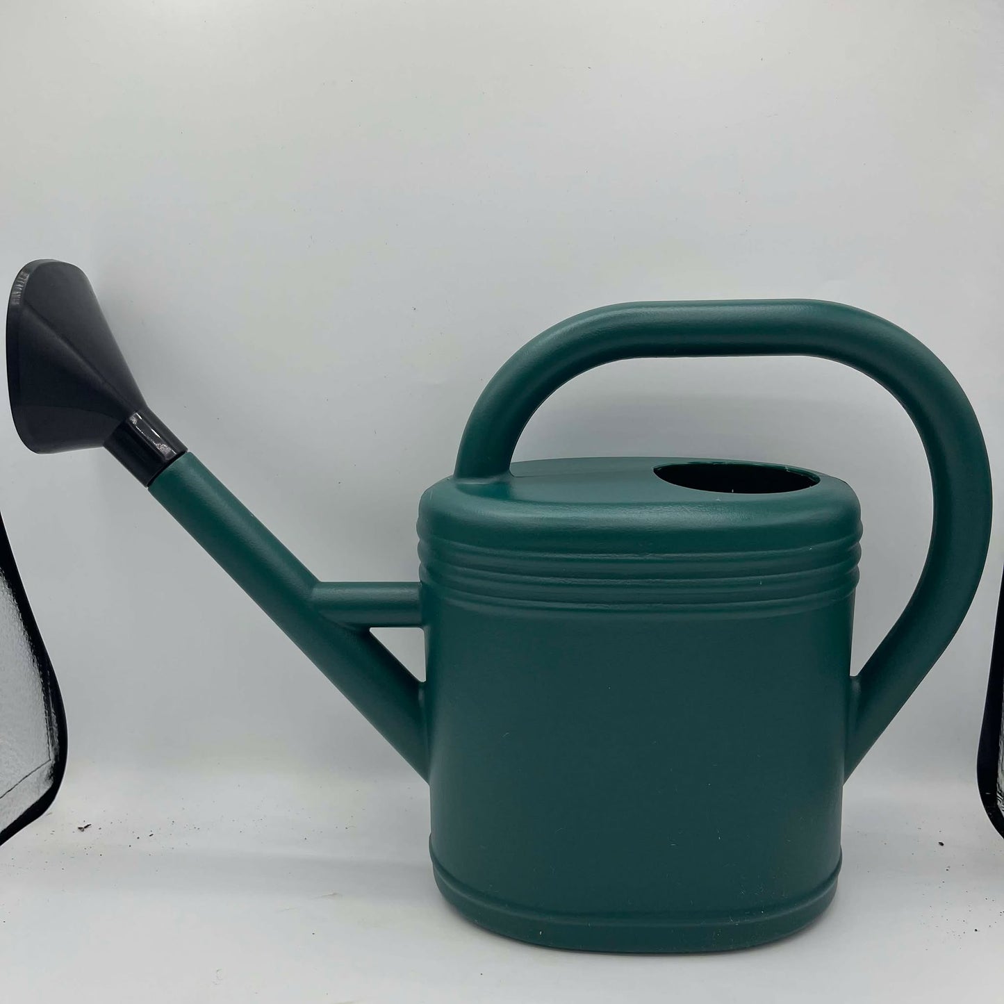 petit arrosoir vert contenance de 1,5L vu de face
