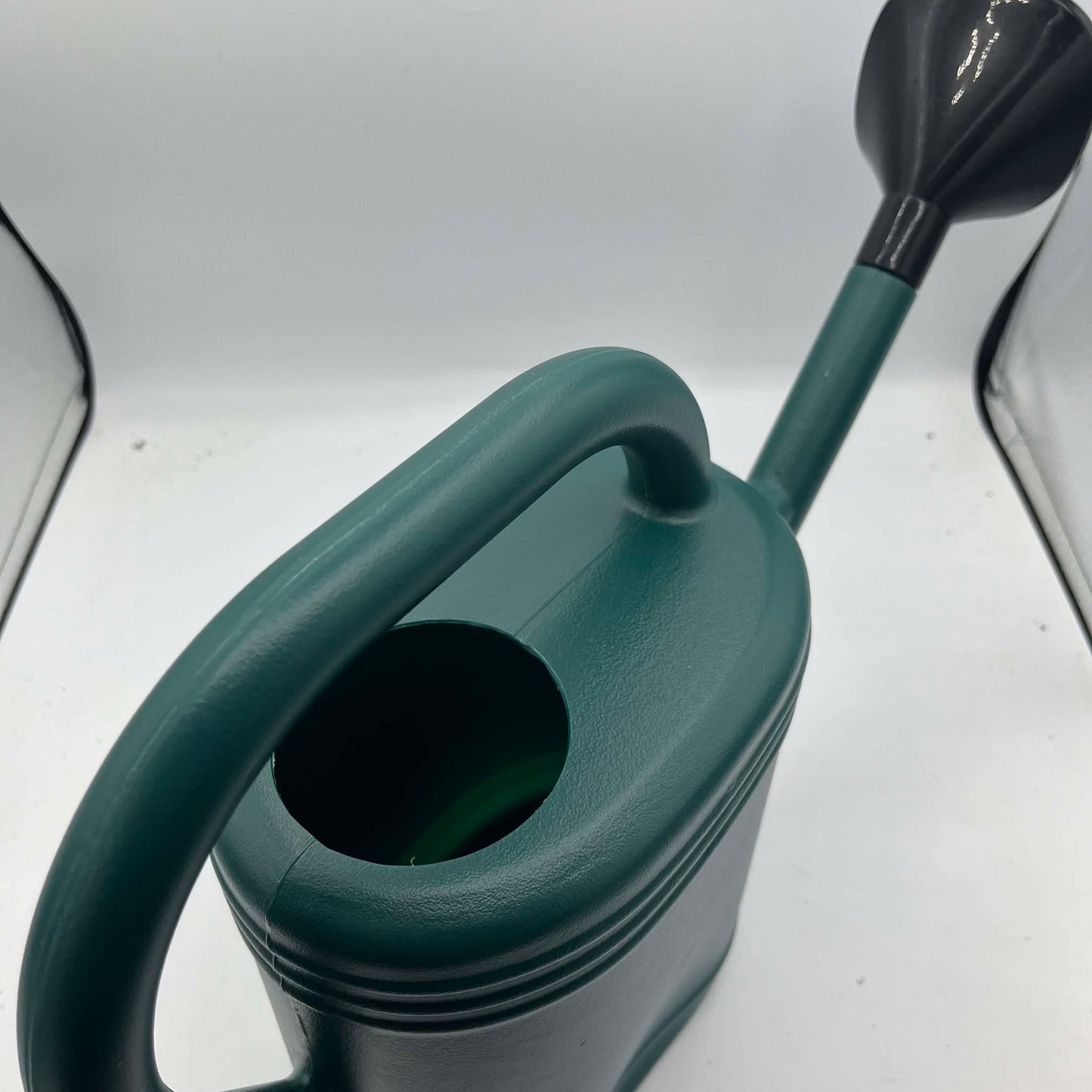 petit arrosoir vert contenance de 1,5L vu de haut