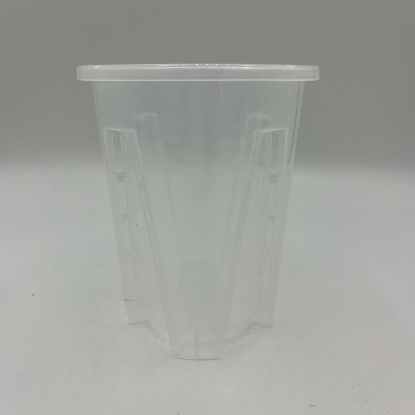pot transparent en plastique sur fond blanc