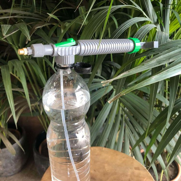 pulvérisateur d'eau adaptatif posé sur une bouteille d'eau
