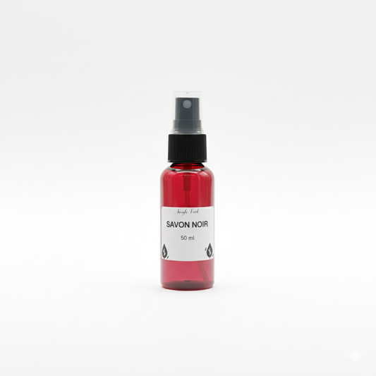 Flacon de savon noir liquide d'Ardèche 50 ml sur fond blanc, produit bien éclairé.