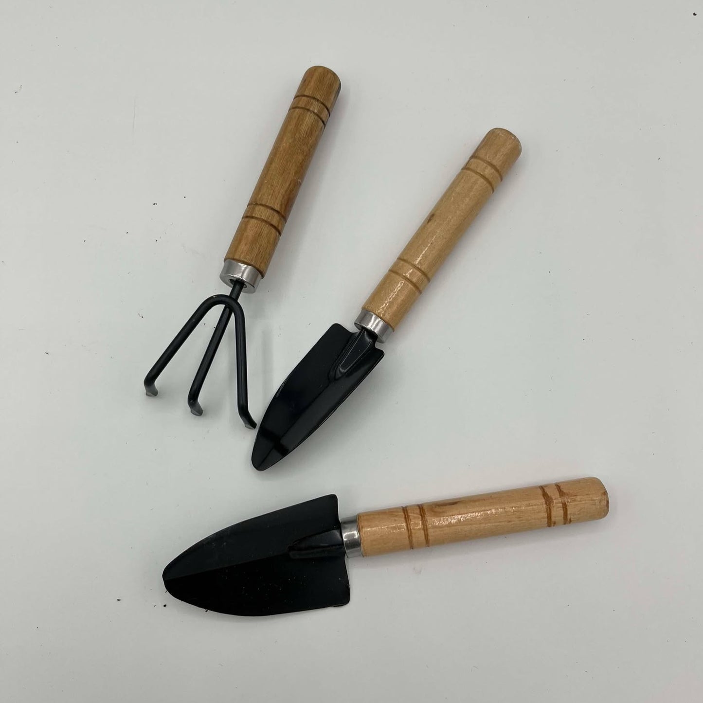 trio d'outils pour plante d'intérieur sur fond blanc