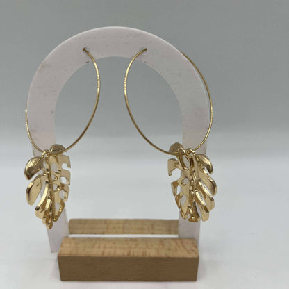 Boucles d’Oreilles Créoles Feuilles Dorées – Style Tropical Chic