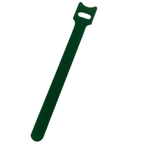Une attache de plante en velcro, de couleur vert foncé, est posée en diagonale sur un fond blanc. C'est une longue bande avec un trou en haut pour l'enfiler sur elle-même. La texture du velcro est bien visible. Le bout de l'attache est arrondi.