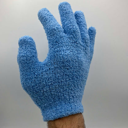 Gros plan sur une paire de gants de nettoyage pour plantes en microfibre bleu clair, bien éclairés, sur fond blanc pur, mettant en valeur la texture du matériau.