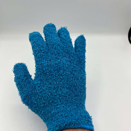 Gros plan sur une paire de gants de nettoyage pour plantes en microfibre bleu foncé, bien éclairés, sur fond blanc pur, mettant en valeur la texture du matériau.