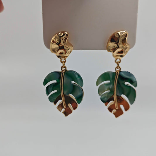 Boucles d'oreilles pendantes feuille de Monstera dorées et émaillées