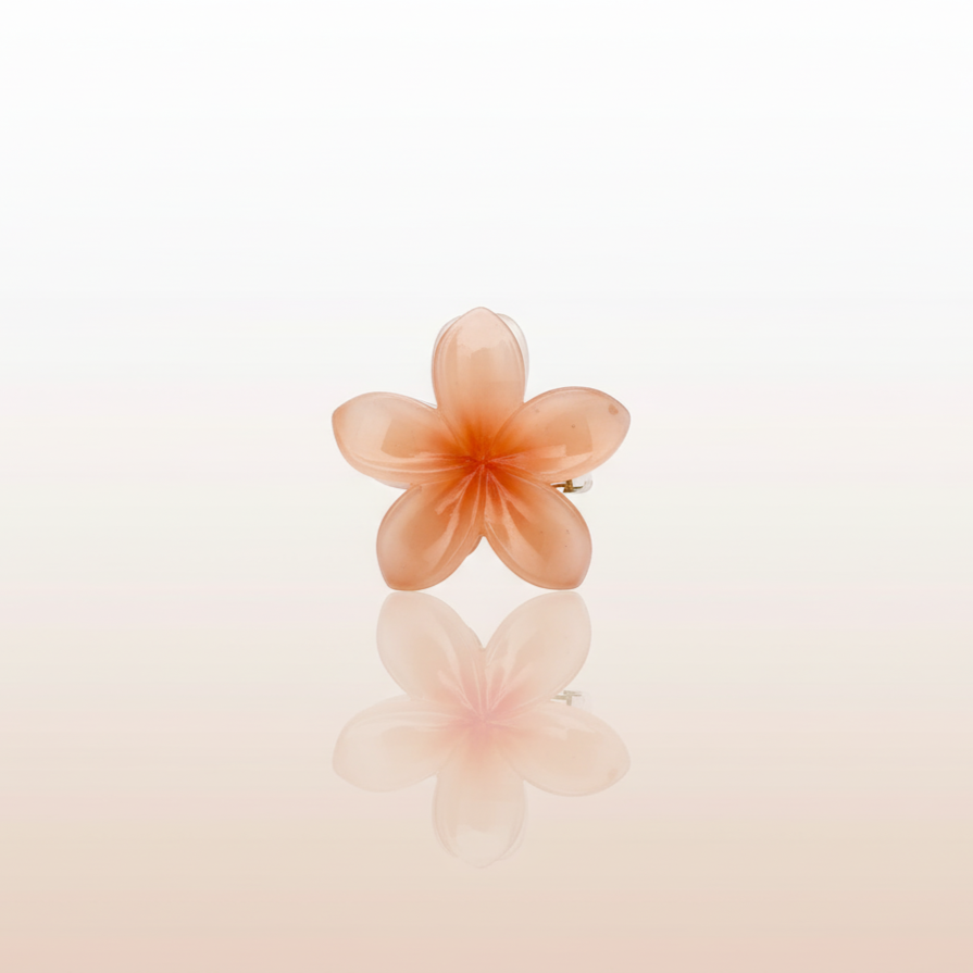 Mini pince à cheveux orange en résine, représentant une fleur aux pétales délicats. Idéale pour une demi-attache ou pour retenir une mèche de cheveux