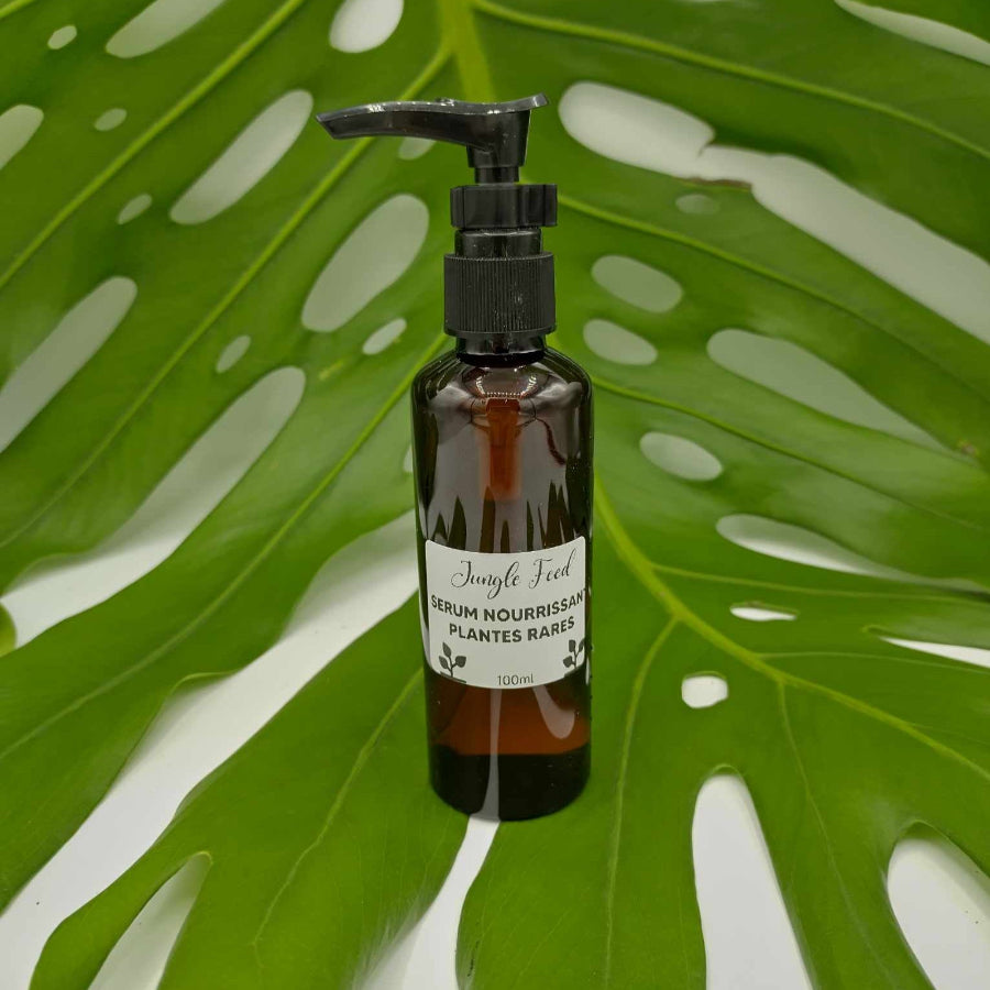 serum nourrissant plante rare jungle feed sur une feuille de monstera