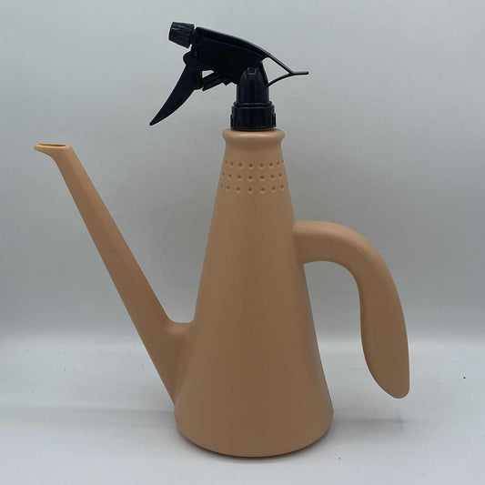 Un arrosoir de couleur beige avec un long bec et un pulvérisateur à gâchette noir sur le dessus.