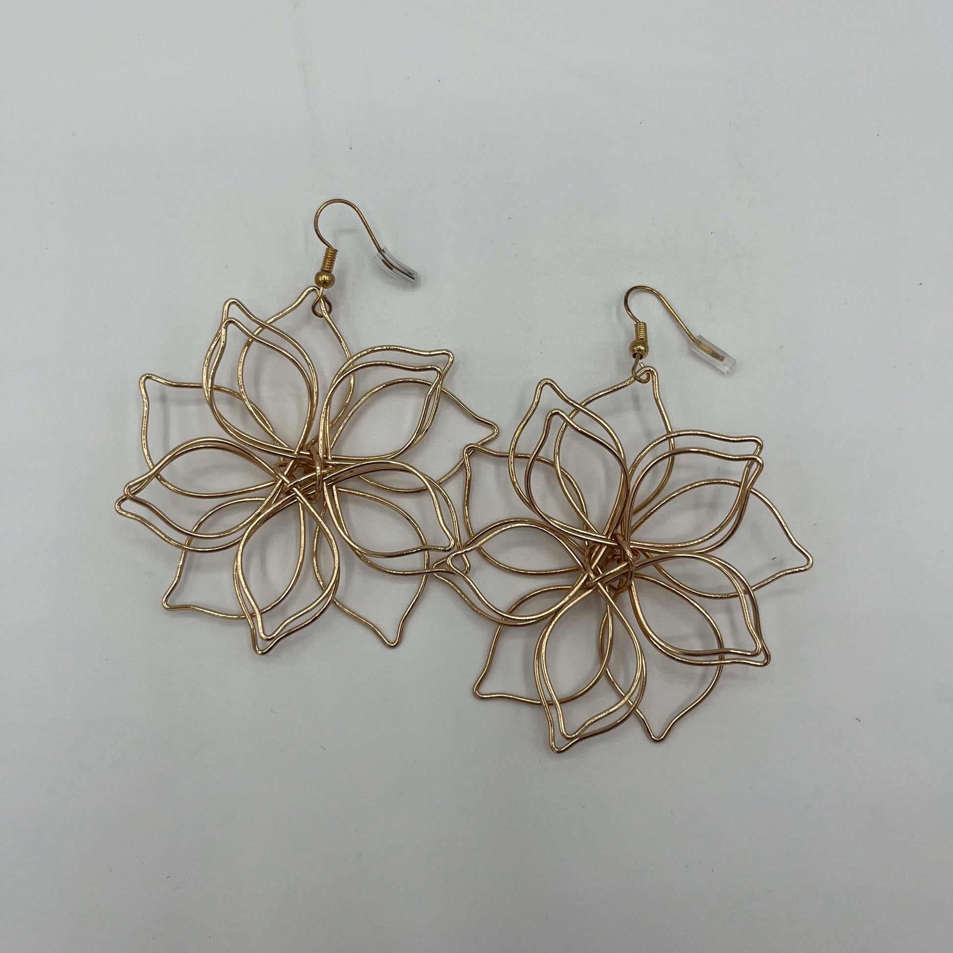 deux boucles d'oreille en forme de fleur couleur or 