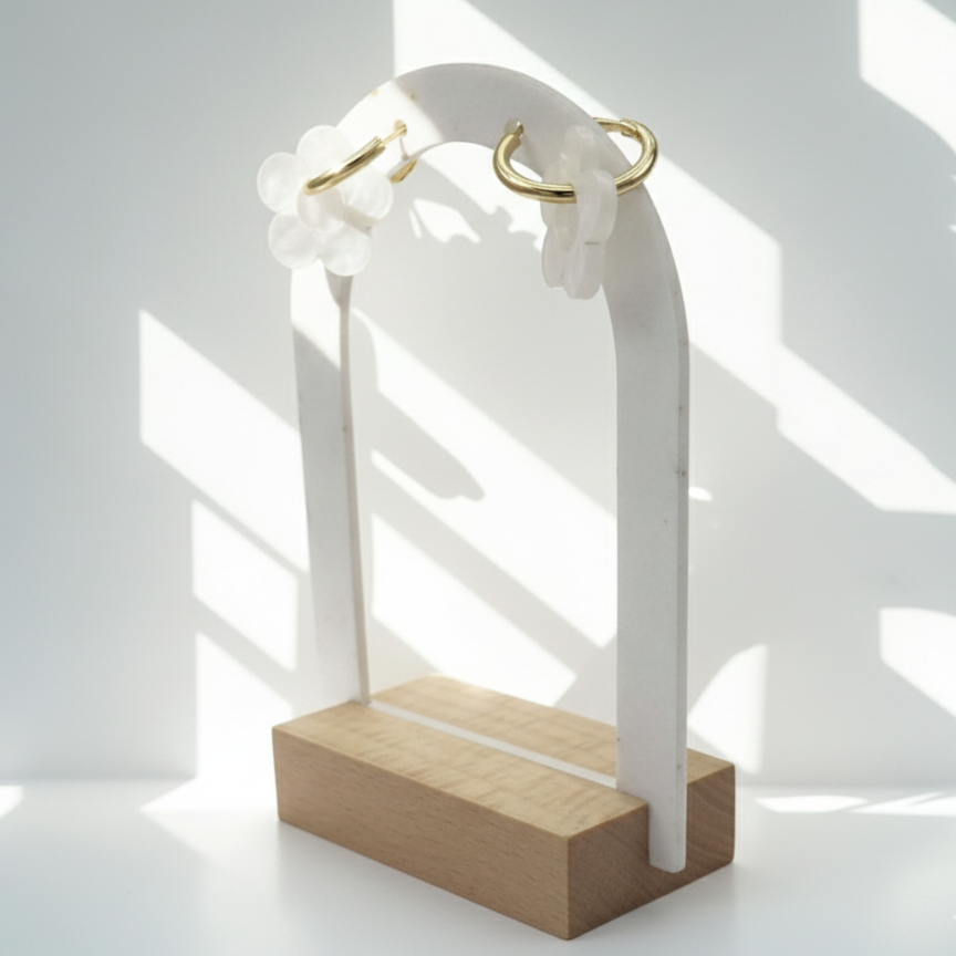 Boucles d’Oreilles Fleur Nacrée – Dorées Élégantes