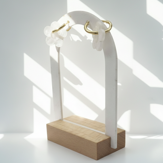 Boucles d’Oreilles Fleur Nacrée – Dorées Élégantes