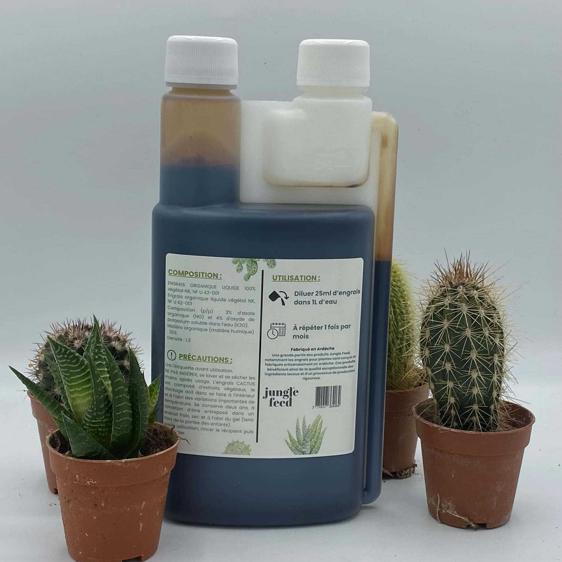 Flacon d'engrais pour plantes grasses de la marque Jungle Feed. Ce nutriment liquide est spécialement conçu pour favoriser la croissance des cactus et succulentes.
