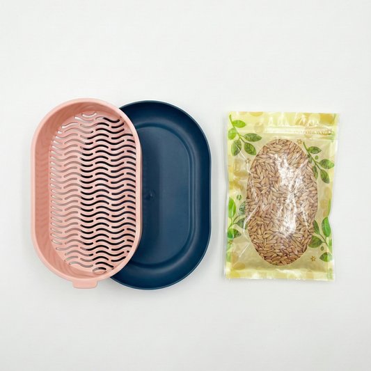 Vue aérienne montrant un sachet de graines d'orge, un bol rempli de semences, une pelle en bois et une petite fiole en verre sur un fond blanc épuré.