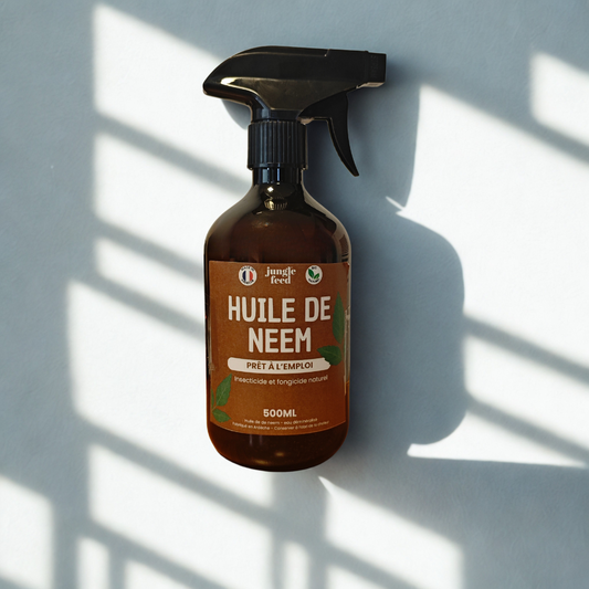 Bouteille d'huile de Neem biologique de 500 ml de la marque Jungle Feed. Cet insecticide et fongicide naturel est prêt à l'emploi pour le traitement des plantes d'intérieur et d'extérieur