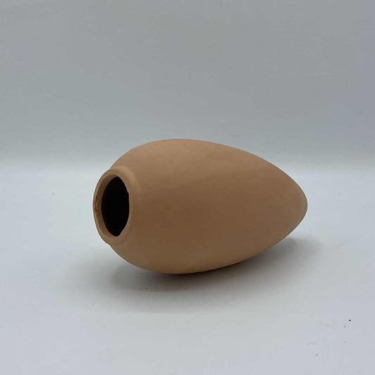 Un cône d'arrosage ou "ollas" en terre cuite de couleur beige-rosé, avec une ouverture pour le remplissage.