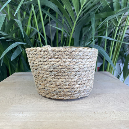 Panier en fibres naturelles tressées, idéal pour la décoration ou suspendre ses plantes à la maison