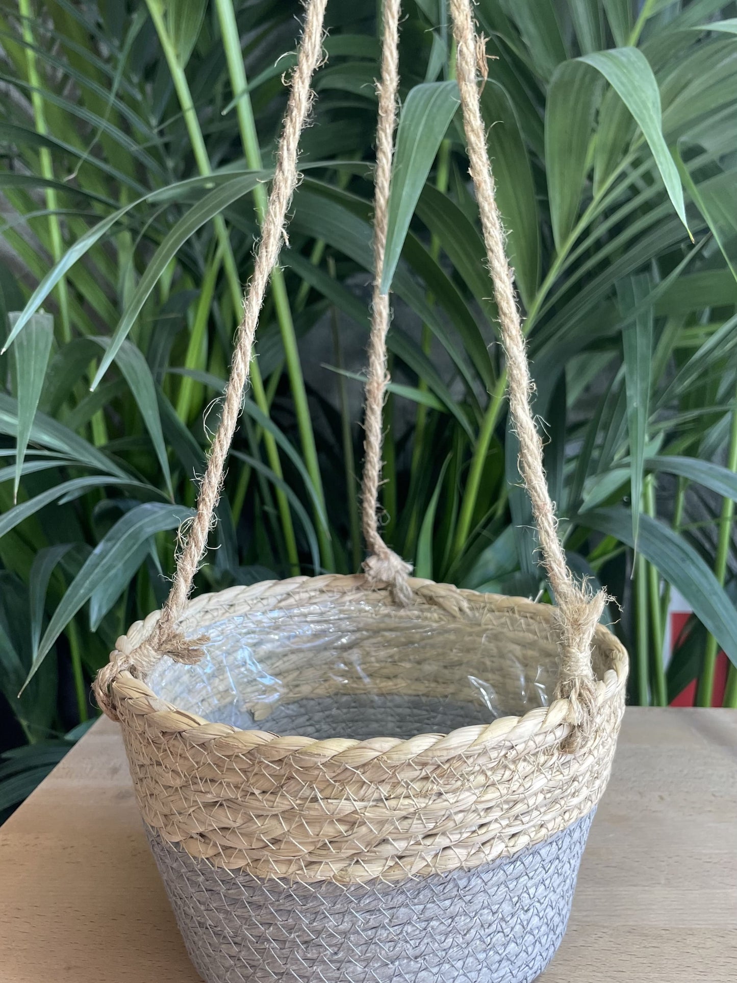 Panier décoratif en fibres naturelles avec un style tressé, parfait pour un look ethnique ou rustique