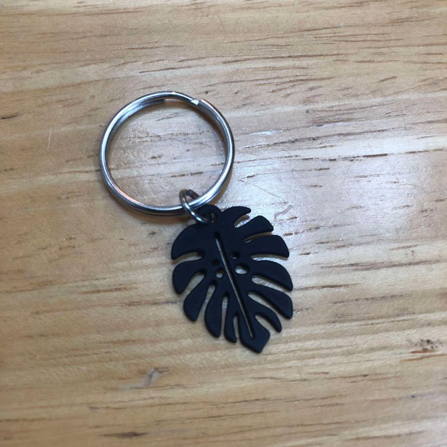 pendentif en forme de monstera noir de couleur noir