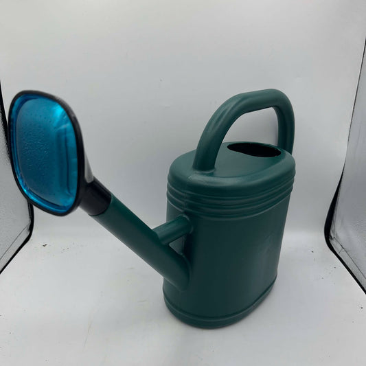 petit arrosoir vert contenance de 1,5 L vu de côté 