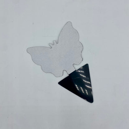  Feuille de recharge d'attrape-moucherons en forme de papillon avec une pointe noire triangulaire, vue sur un fond blanc.