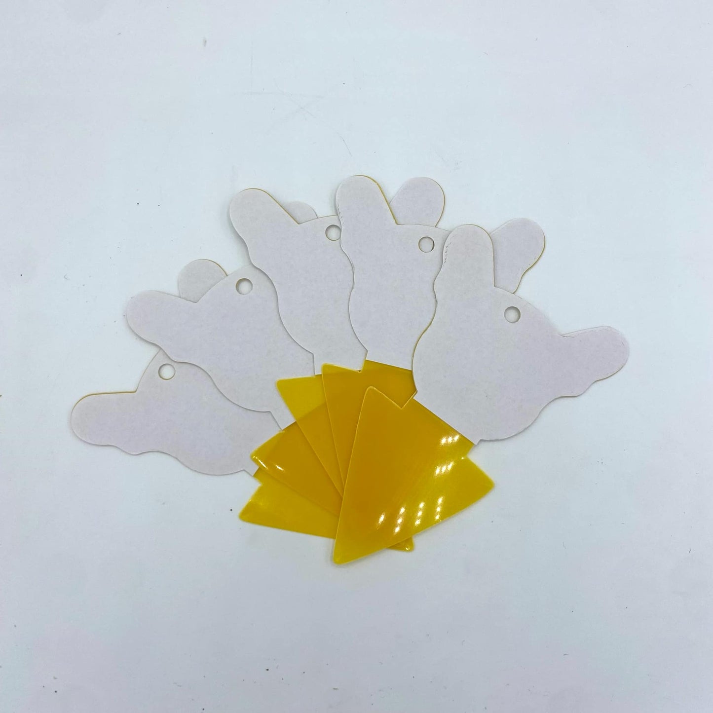 Lot de 5 d'attrape-moucherons adhésifs pour plantes en forme de lapin et de triangles, vus de dos sur un fond blanc.