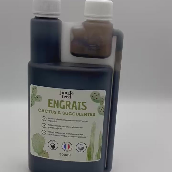 pression sur la bouteille d'engrais pour faire monter le dosage de l'engrais liquide pour cactus