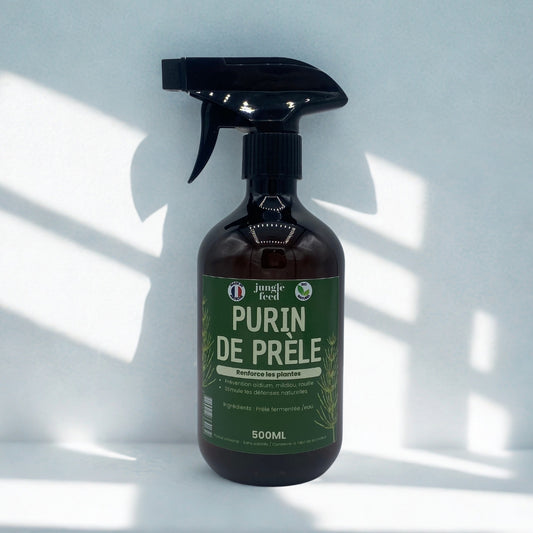 Bouteille de 500 ml de Purin de Prêle, un produit biologique pour le jardin, posée à côté de plantes. Ce traitement naturel préventif aide à lutter contre les maladies des plantes et les champignons comme le mildiou.