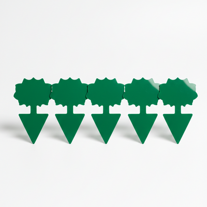 Gros plan sur 5 pièges adhésif de couleur verte en forme de fleur stylisée. Le dispositif dispose d'un piquet à sa base pour être inséré dans la terre et sert à capturer les thrips et mouches de terreau.