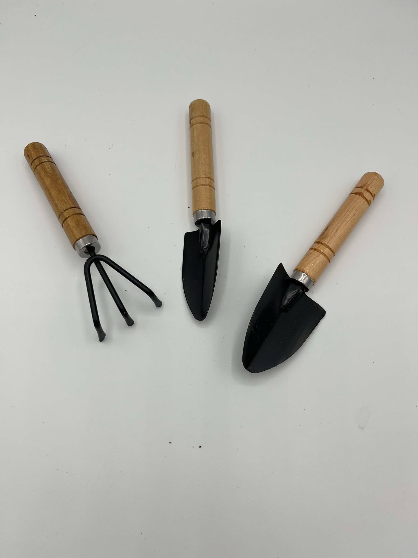 Trio d'outils sur fond blanc