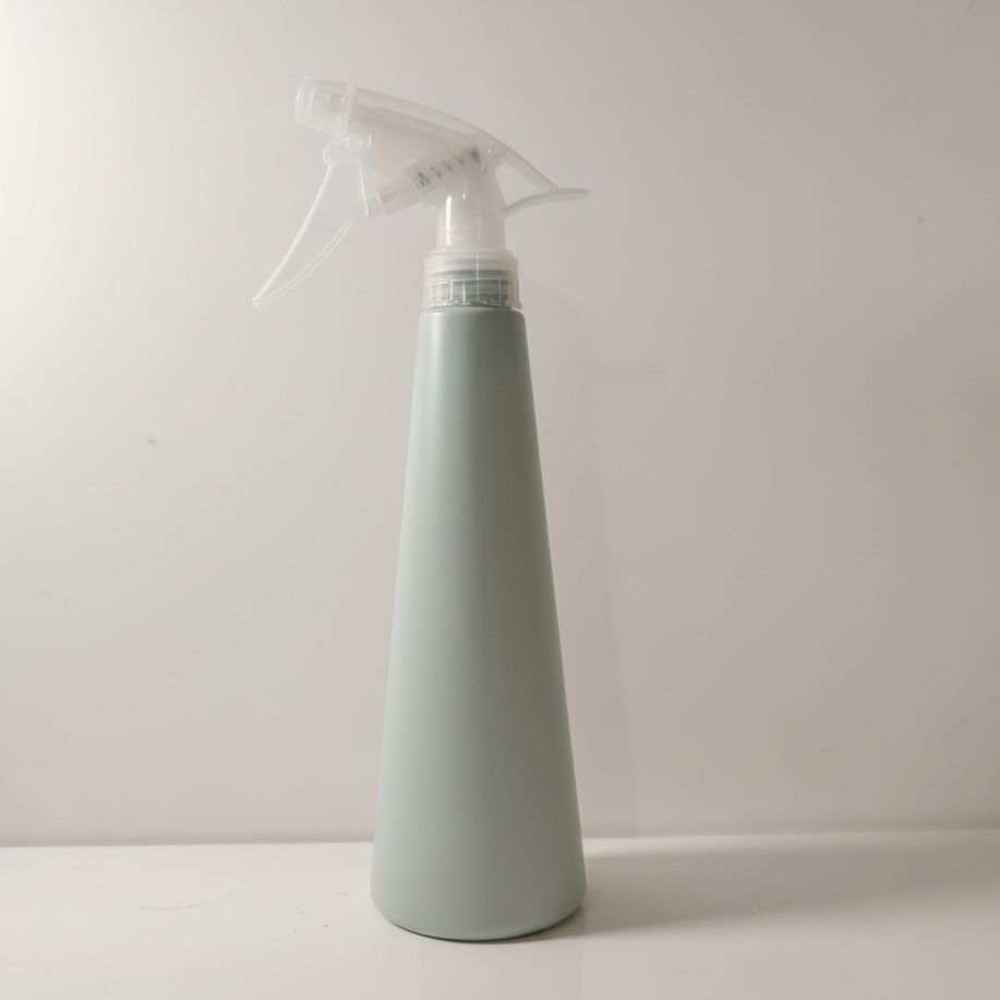 Vaporisateur pour plantes élégant de 380 ml, de couleur bleu pâle, présenté en studio sur fond blanc avec un éclairage professionnel. L'image met en valeur le design minimaliste et la tête de pulvérisation.