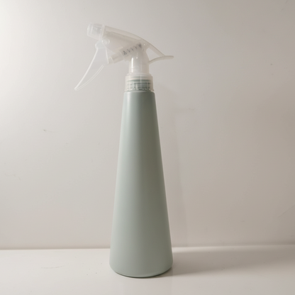 Vaporisateur pour plantes élégant de 380 ml, de couleur bleu pâle, présenté en studio sur fond blanc avec un éclairage professionnel. L'image met en valeur le design minimaliste et la tête de pulvérisation.
