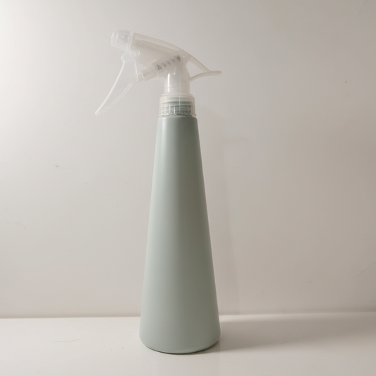 Vaporisateur pour plantes élégant de 380 ml, de couleur bleu pâle, présenté en studio sur fond blanc avec un éclairage professionnel. L'image met en valeur le design minimaliste et la tête de pulvérisation.