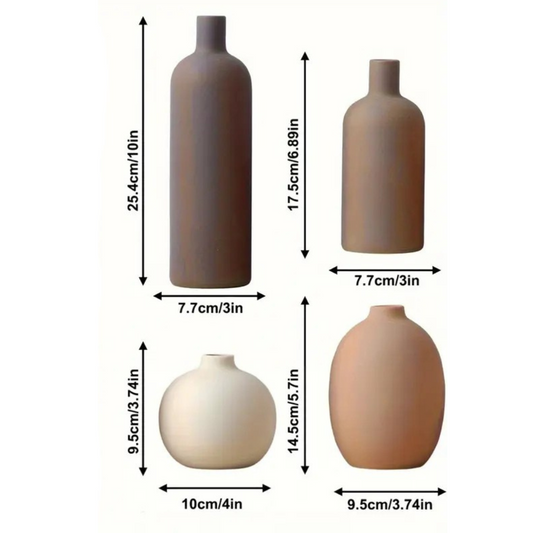 Un set de quatre vases minimalistes en céramique de couleurs neutres (marron, crème, beige), de différentes formes et tailles, avec leurs dimensions indiquées.